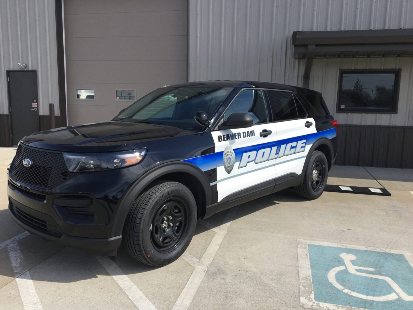 A police car parked in front of a building.