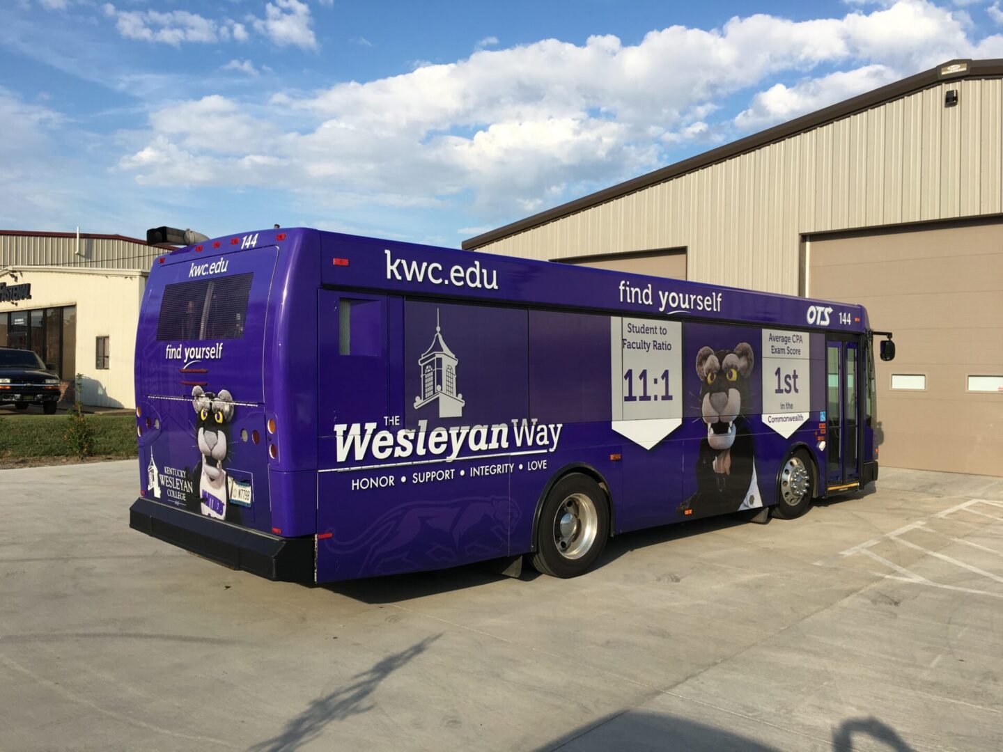 A bus parked in front of a building with the words 