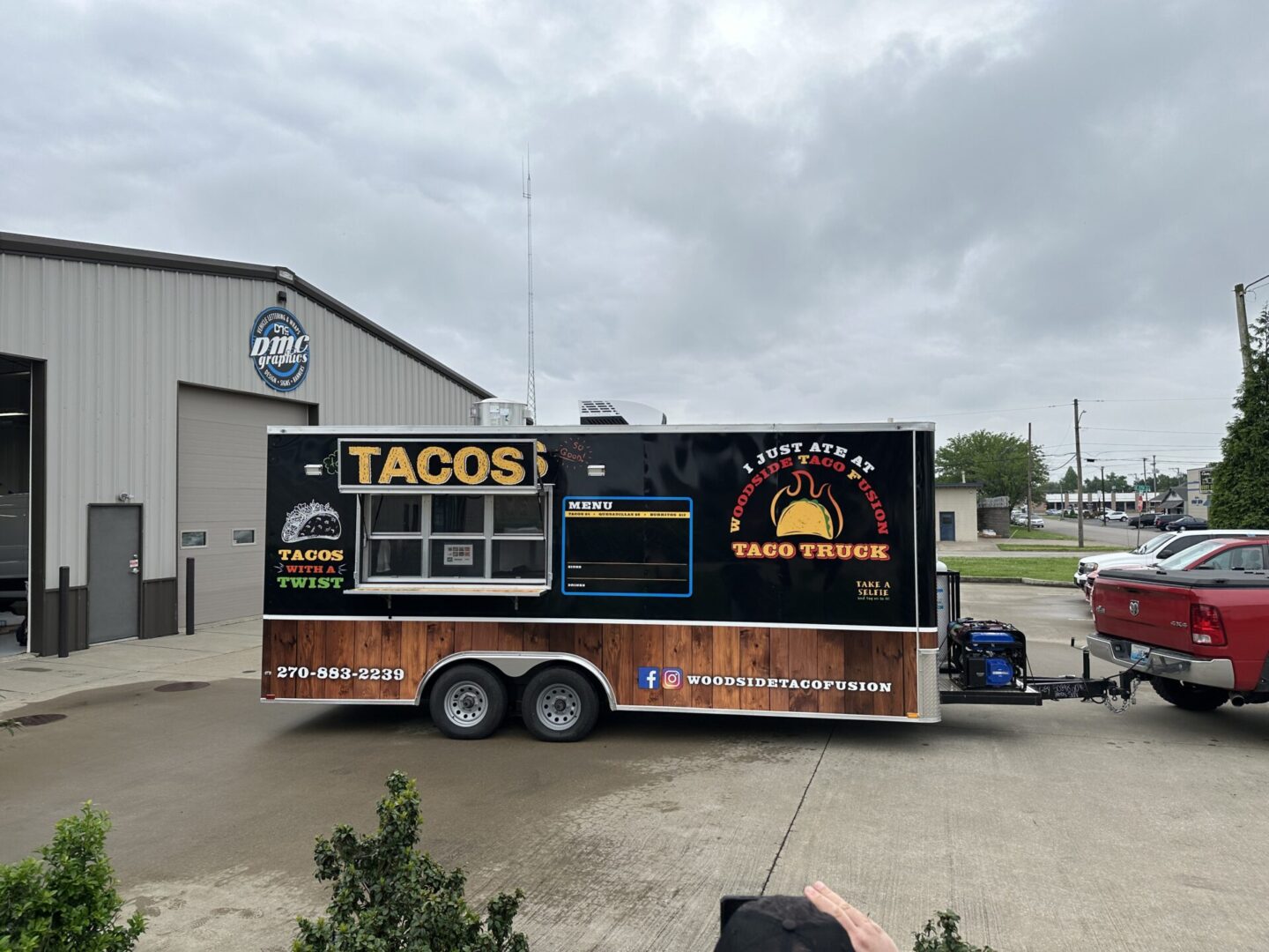 A taco truck parked in front of a building.