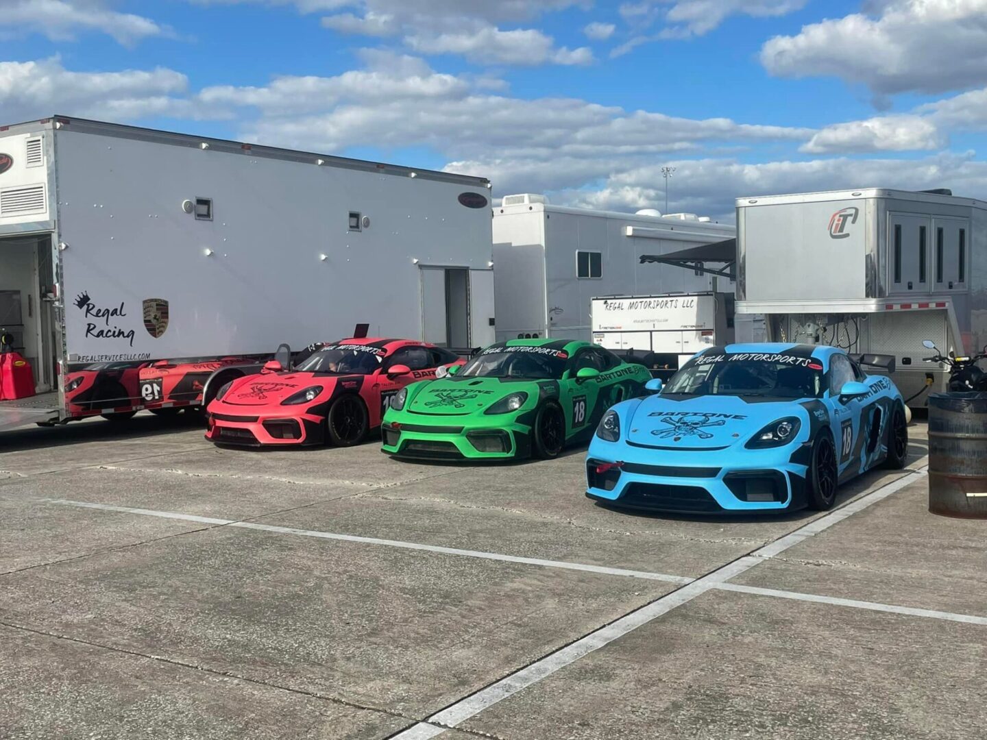 A group of cars parked in front of a building.